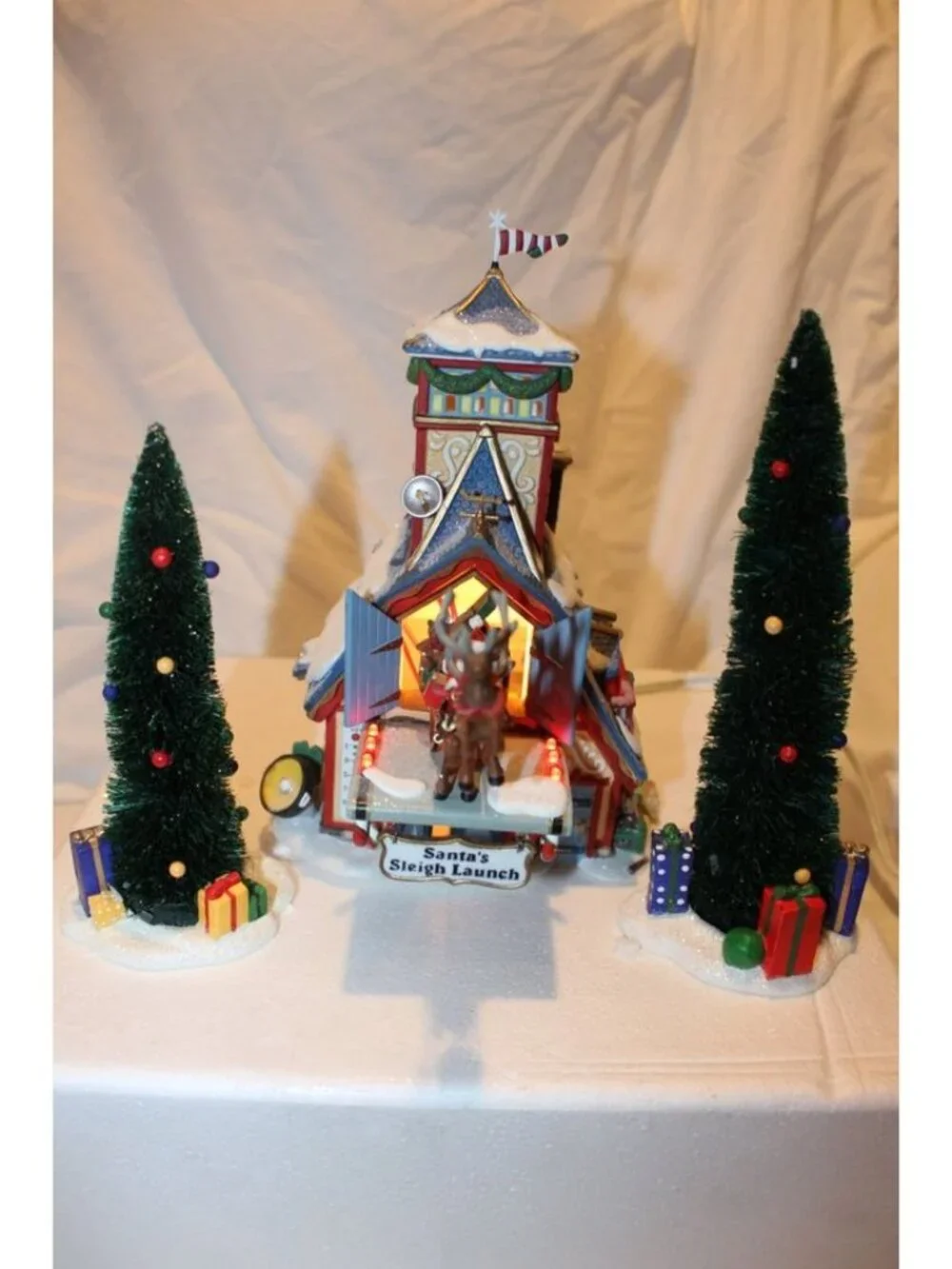 Dept 56 North Pole - Santa's Sleight Launch Gift Set - Picture 3 of 11